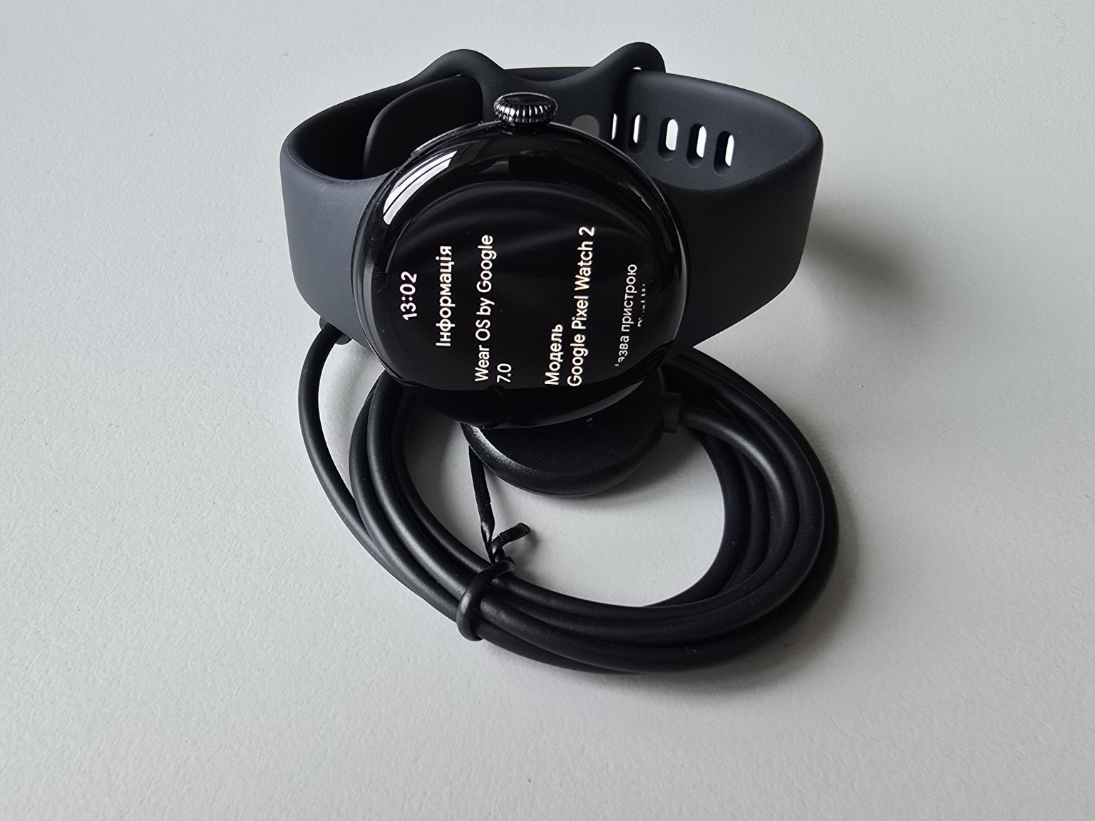 Google Pixel Watch 2 з зарядкою